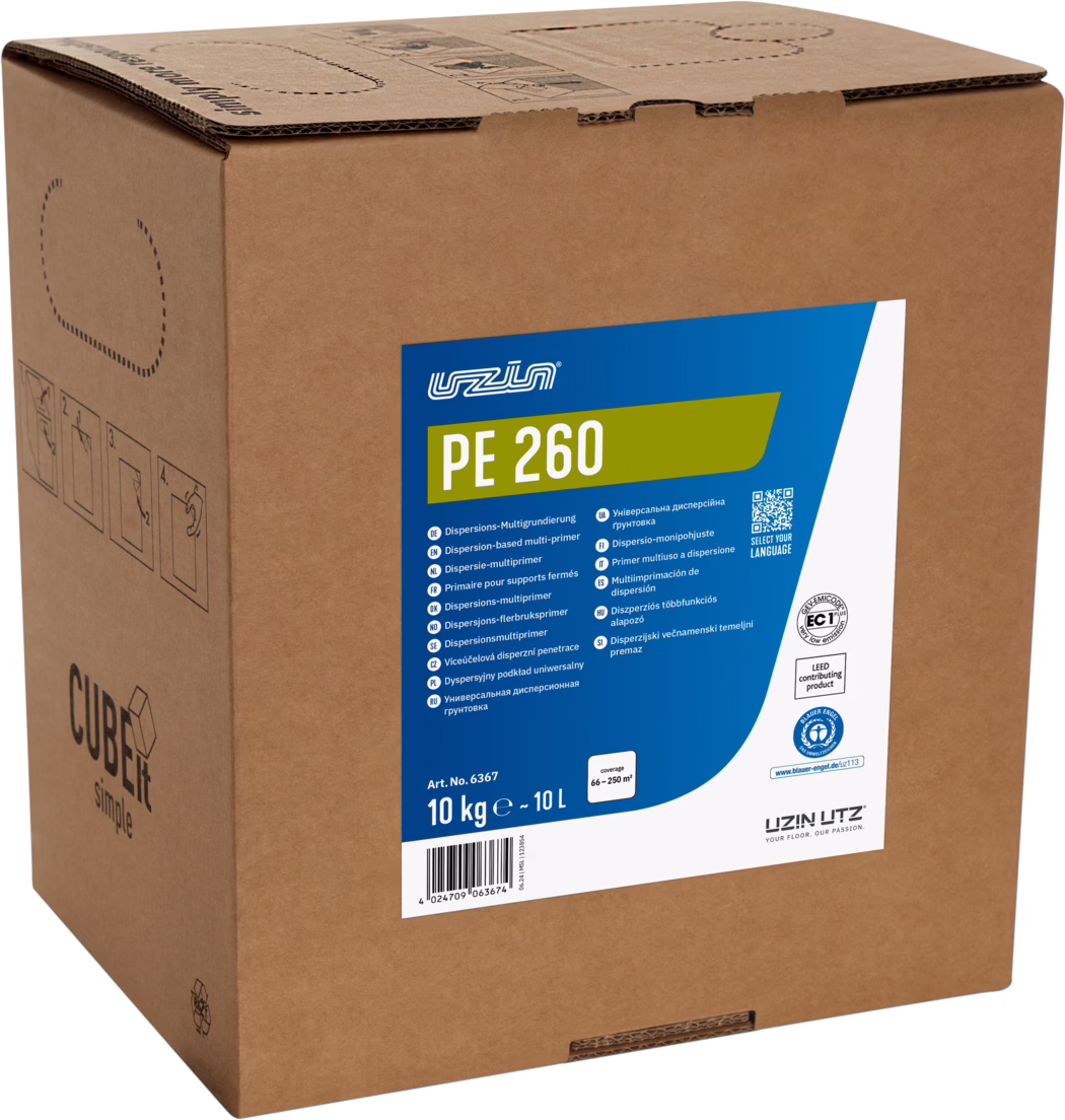 UZIN_Dummy_PE 260-10kg CUBE_2024-06 Hnědá vlnitá kartonová krabice s velkou modro-zelenou etiketou s nápisem "PE 260". Na štítku je logo UZIN, název produktu, vícejazyčný popis označující disperzní víceúčelový základní nátěr, obsah '10 kg ≈ 10 L', číslo výrobku, čárový kód, informace o spotřebě a certifikační značky. Na boku krabice jsou vytištěné manipulační symboly a nápis 'CUBEit simple'. Krabice je vyfocena na bílém pozadí a zobrazuje čelní štítek a horní klapku.