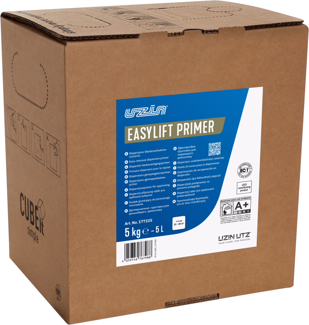 UZIN_Dummy_EasyLift Primer-5kg_2023-09 Photograph of a large brown corrugated cardboard carton standing upright with a prominent blue-and-white product label on the front reading 'EASYLIFT PRIMER'. The label displays the UZIN brand logo, technical icons, a barcode and the quantity marking '5 kg ≈ 5 L', and describes the product as a dispersion primer for floor installation. The box has die-cut carrying handles on the sides, printed assembly and handling pictograms, a small 'CUBEit simple' logo on the left panel, and folded flaps at the top; the kraft surface shows the natural paper texture. The image focuses on retail packaging and gives a clear view of label text and certification marks (including an A+ indoor emissions rating), presenting purpose-built packaging for professionals in flooring and construction.