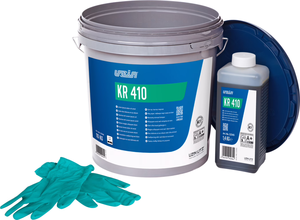 UZIN_Dummy_KR 410-10kg_2022-01 A large grey plastic bucket with a blue label reading KR 410, a smaller rectangular bottle with the same label, and a pair of teal disposable gloves displayed in front. The bucket lid is leaning behind the bottle; the labels show product details, weight markings and a QR code. The scene is presented on a white background with studio lighting.