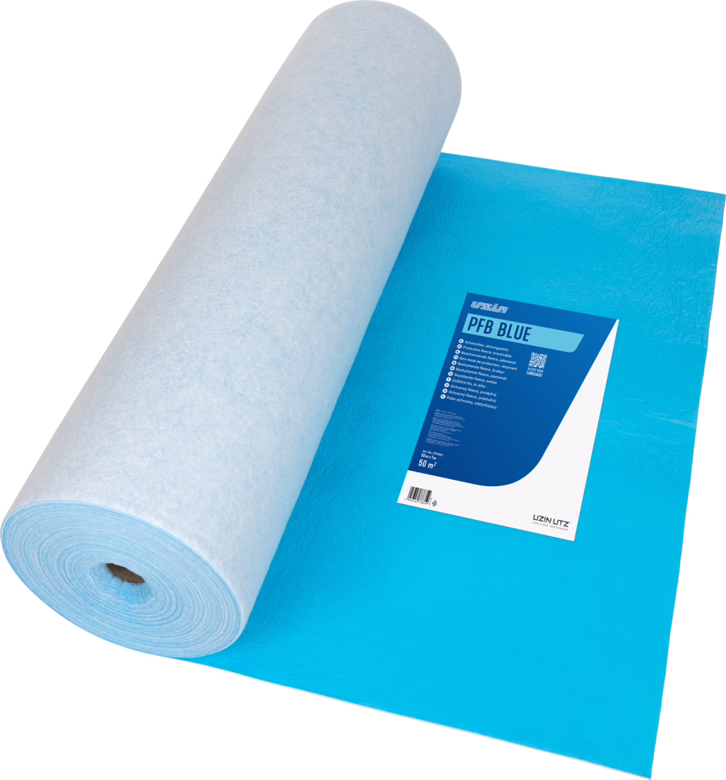 UZIN_Dummy_PFB BLUE_50m2_2026-08 Close-up studio photograph of a large roll of light-blue protective fleece or underlay material partially unrolled over a bright blue sheet. The cylindrical roll shows a soft, fibrous white-blue surface and a visible cardboard core at one end. On the blue backing sheet there is a printed product label with the title 'PFB BLUE' and small technical details and a barcode. The image highlights texture, material thickness and packaging; it is shot on a clean white background with even lighting.