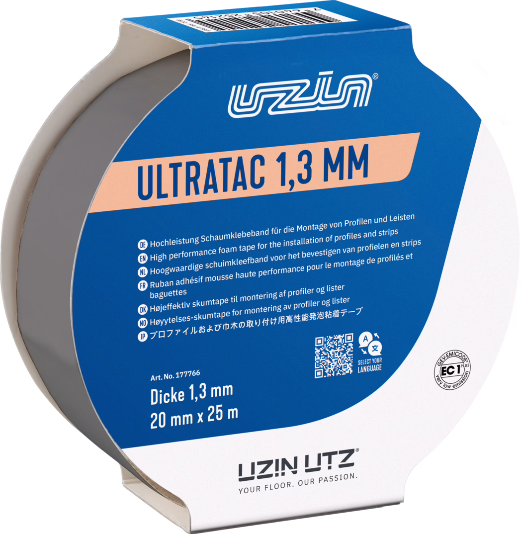 UZIN_Dummy_Ultratac 1,3-20mm_2026-02 Detailní záběr role pěnové oboustranné lepící pásky v modro-bílém obalu s nápisem 'ULTRATAC 1,3 MM'. Jsou viditelné šedé pěnové jádro, rozměry '20 mm x 25 m' a tloušťka '1,3 mm', vícejazyčné návody, čárový kód a QR kód a část kartonového držáku s logem LIZIN UTZ.