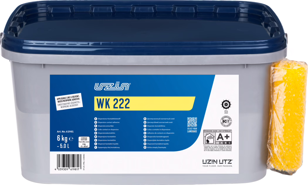 UZIN_Dummy_WK 222-6kg_2025-11 Obdélný šedý plastový kbelík s tmavě modrým nasouvacím víkem a modro‑žlutou etiketou s nápisem 'WK 222'. Nádoba je označena '6 kg (~5,0 L)' a obsahuje technické ikony, čárový kód a vícejazyčné informace o produktu. Na pravé straně je připevněna žlutá houba zabalená v plastu. Na etiketě je logo 'Uzin Utz' a symbol A+ pro emise do vnitřního ovzduší. Fotografie je na bílém pozadí, ostrá a rovnoměrně nasvícená.