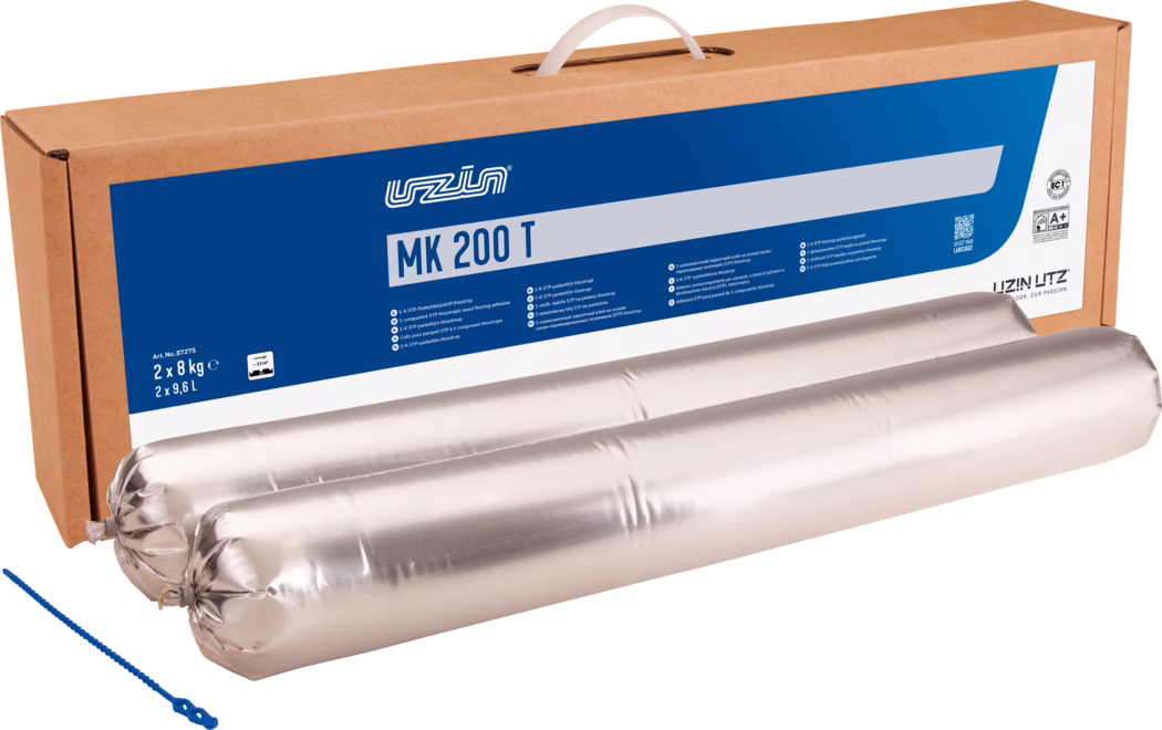 UZIN_Dummy_MK 200 T-2x8kg_2024-09 Produktová fotografie hnědé kartonové krabice s modrým štítkem "MK 200 T" (značka Uzin), před ní dvě stříbrné fóliové tyčinky s lepidlem a malý modrý plastový míchací klíč na bílém pozadí.