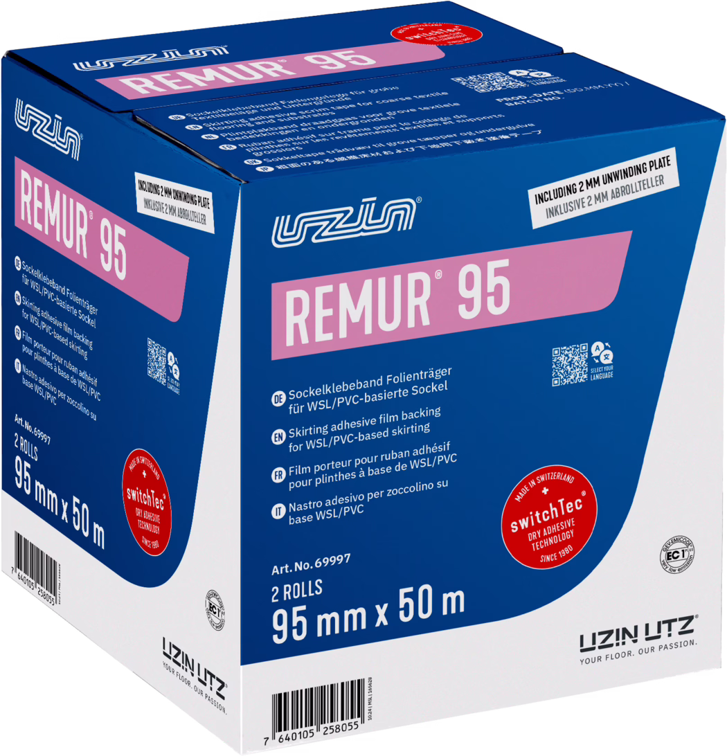 UZIN_Dummy_Remur 95-carton_2024-10 Fotografie modrobílé krabice produktu 'REMUR 95' značky UZIN UTZ, pořízená z mírného úhlu. Obal obsahuje velký růžový štítek s názvem 'REMUR 95', logo a vícejazyčné technické údaje. Na přední straně jsou uvedeny '2 ROLLS' a rozměry '95 mm x 50 m'. Viditelná je červená pečeť 'switchTec', QR kód, čárový kód a malý štítek 'INCLUDING 2 MM UNWINDING PLATE'. Krabice vypadá nově a nese informace o lepicí fólii pro sokly WSL/PVC.