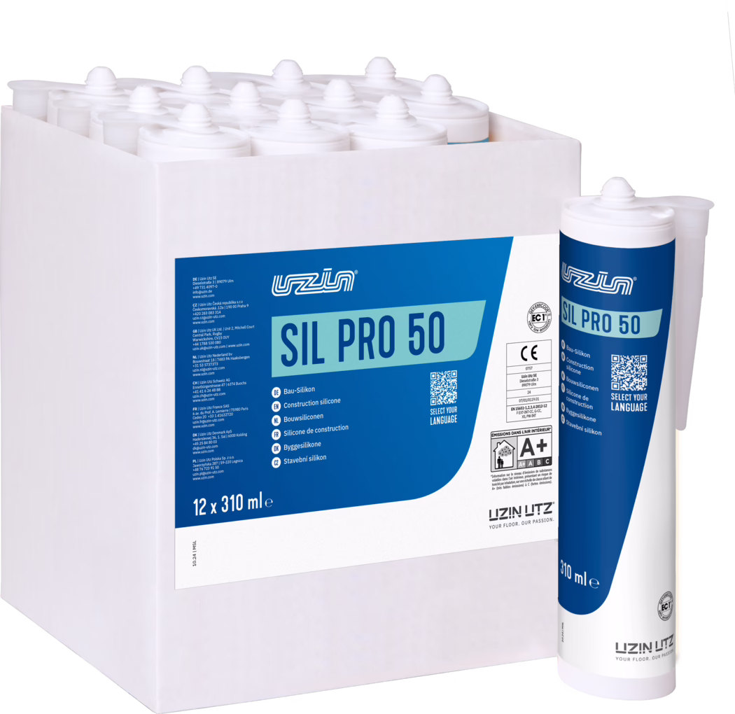 Bílá kartonová krabice obsahující dvanáct bílých plastových kartuší SIL PRO 50 stavebního silikonu (12 x 310 ml) s modro-bílými štítky; jedna kartuše stojí vpravo vedle krabice a zobrazuje název produktu, logo značky, QR kód a označení objemu na bílém pozadí.
