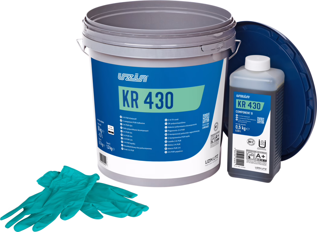 UZIN_Dummy_KR 430-8kg_2025-07 Velký šedý plastový kbelík s modro-zelenou etiketou 'KR 430', vedle menší lahvička s označením 'KR 430 Component B' a pár tyrkysových jednorázových rukavic; balení dvousložkového polyuretanového lepidla.